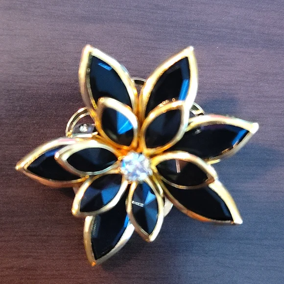 Crystal Flower Brooch (black) NWOT - Picture 3 of 5